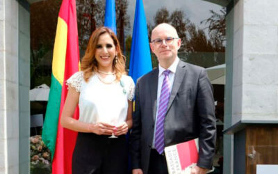 GOBIERNO FRANCÉS CONDECORA A LA BOLIVIANA GUADALUPE PERES-CAJÍAS