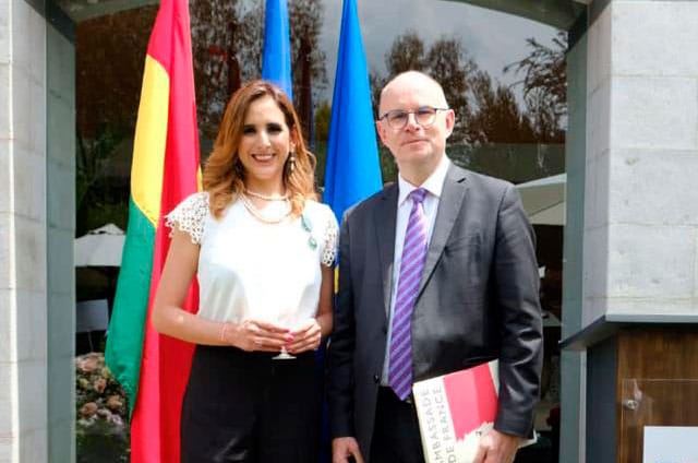 GOBIERNO FRANCÉS CONDECORA A LA BOLIVIANA GUADALUPE PERES-CAJÍAS