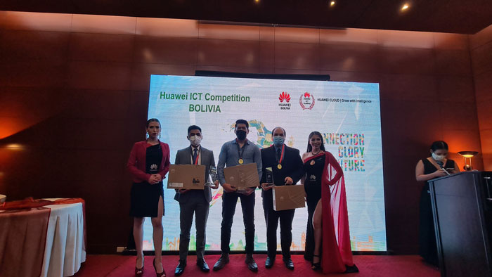Representantes de la UCB Sede La Paz, ganan y clasifican a la final mundial de la competencia ITC 2021 – 2022 organizada por Huawei.