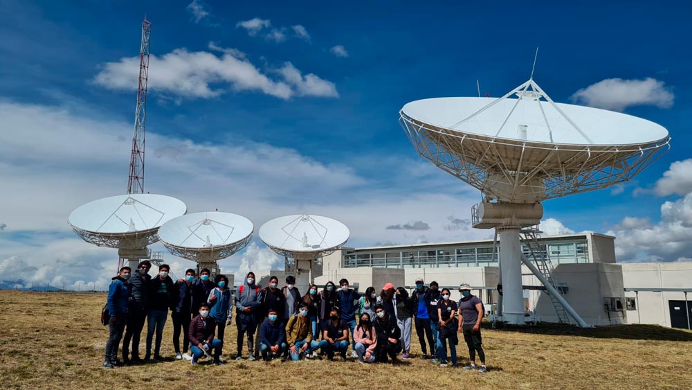 La carrera de Ingeniería de Telecomunicaciones visitó la estación terrena de Amachuma