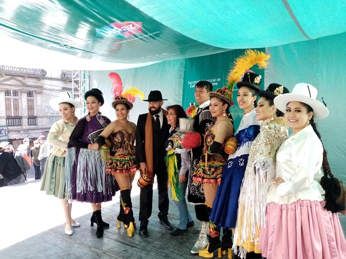 El Ballet Folclórico de la Universidad Católica Boliviana “San Pablo” (U.C.B.) se presentó en la Feria Cultural de mil colores del GAMLP