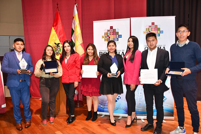 Graduados y profesoresFacultad de Ingeniería recibieron premios en la IX versión del Premio Plurinacional de Ciencia y Tecnología en el Ministerio de Educación