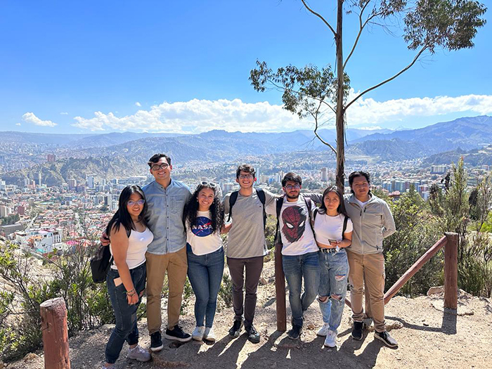 Estudiantes de Ingeniería Biomédica realizan pruebas de radiación en sectores de La Paz para futuras investigaciones.