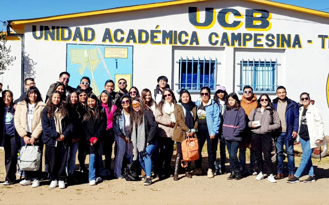 Estudiantes de derecho visitaron la UAC de Tihuanacu con el Consultorio Jurídico Móvil