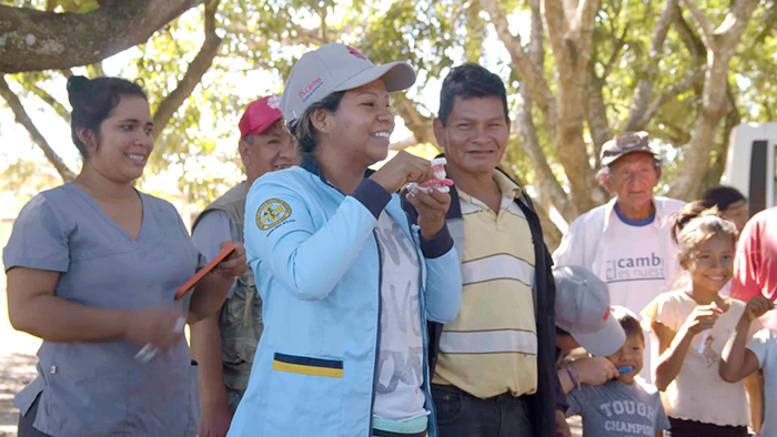 U.C.B. Santa Cruz lleva salud y esperanza a través del Río Madre de Dios en Beni
