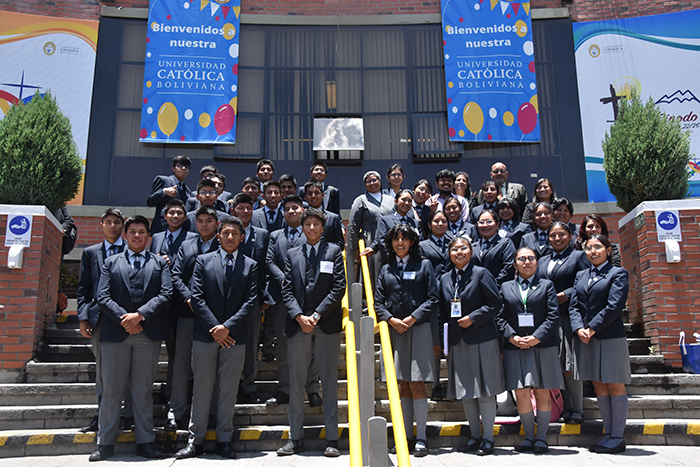 Unidad Educativa Santa María Mazarello defendido sus trabajos finales en la U.C.B.