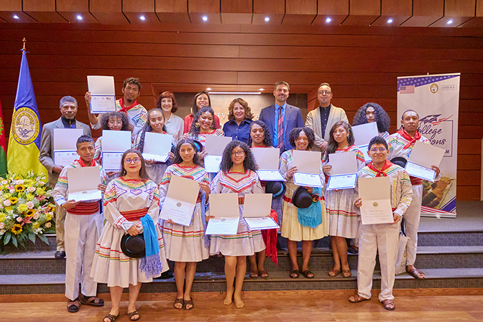 La Tercera Generación de Becarios Afro-Bolivianos del Programa de Inglés “College Horizons Outreach Program” Celebran Graduación