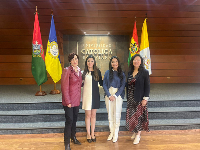 Representantes de plataforma de ingles visitan la U.C.B. y actualizan a docentes