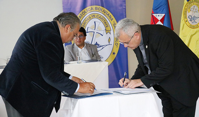 La U.C.B. y la UMSS, firman convenio de cooperación interinstitucional para intercambio de servicios en el área de Tecnología, Información y Comunicación