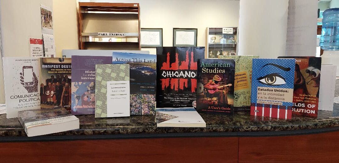 Profesor Ernesto Sagás dona libros de EE. UU. a la U.C.B.