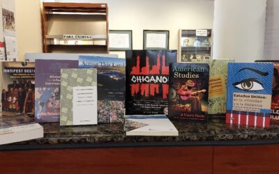 Profesor Ernesto Sagás dona libros de EE. UU. a la U.C.B.