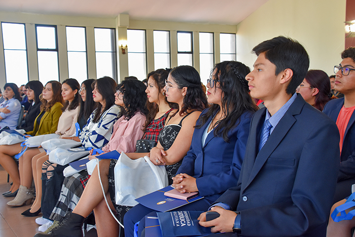 La U.C.B. entrega becas a estudiantes destacados