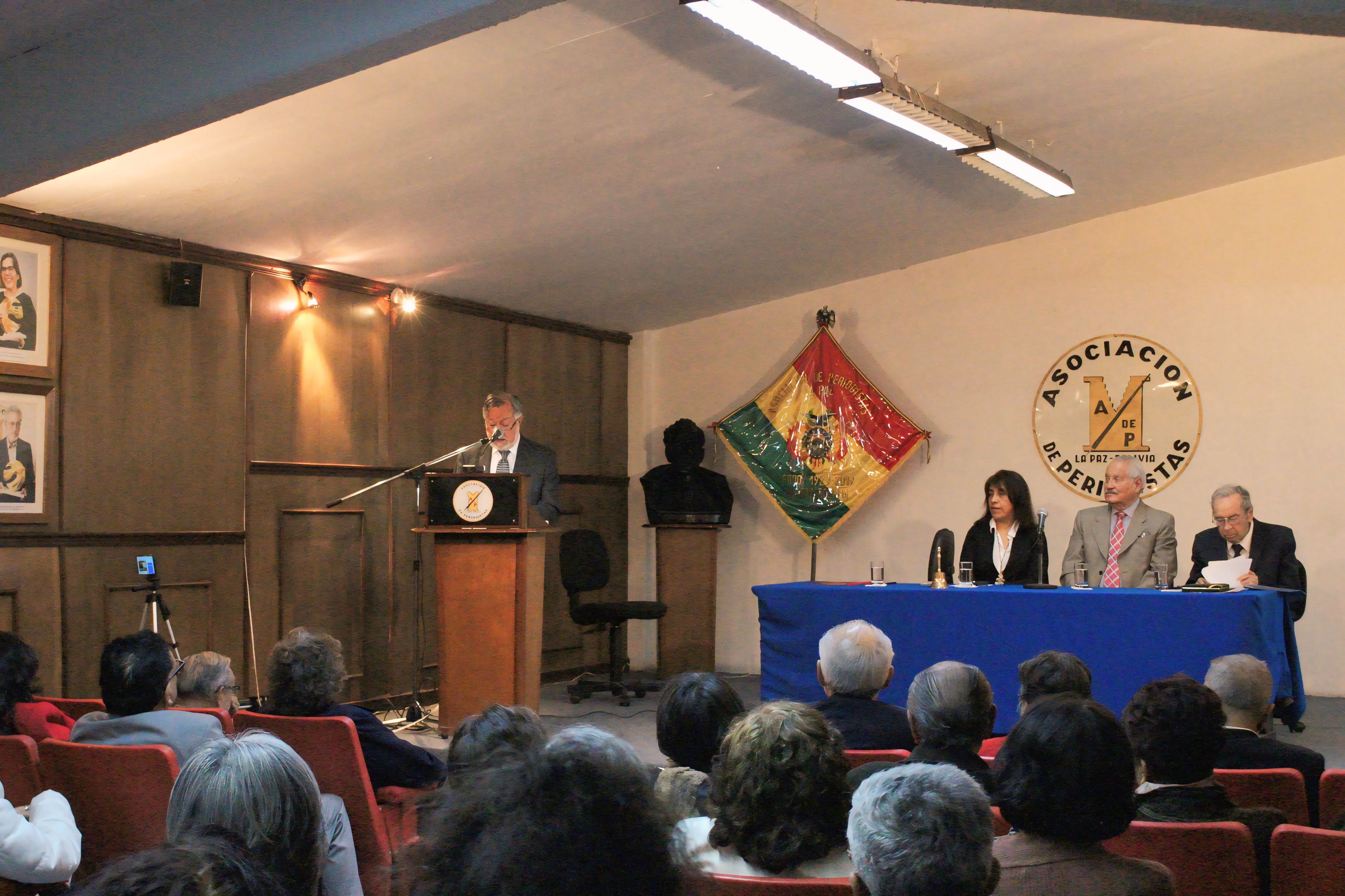 El director de la Carrera de Comunicación Social de la U.C.B., Juan Carlos Salazar, es  nombrado miembro de la Academia Boliviana de la Lengua