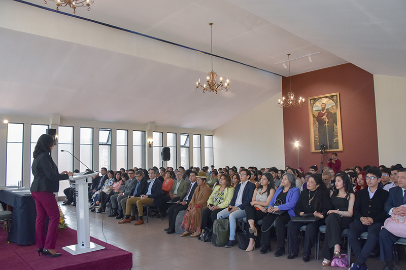 La U.C.B. entrega las becas 1-2024 a la excelencia académica, deporte y cultura a los estudiantes más destacados