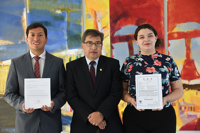 Graduados de ingeniería industrial obtienen becas en universidades de Corea del Sur y España 