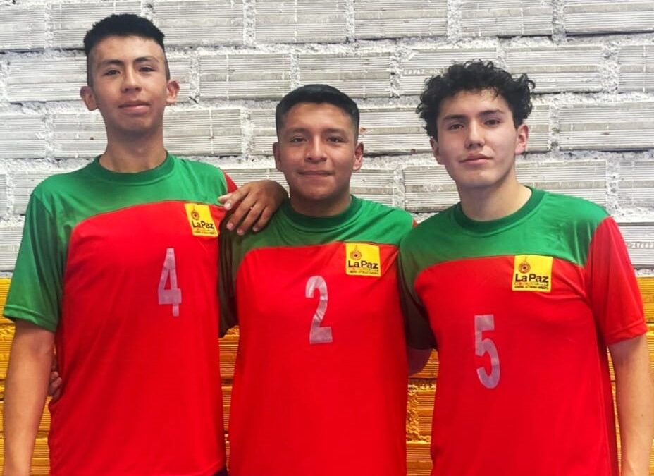 Jugadores de la Cato en la selección paceña de voleibol