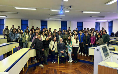 Diplomático James P. Du Vernay dialoga con estudiantes de la U.C.B. sobre la cultura estadounidense