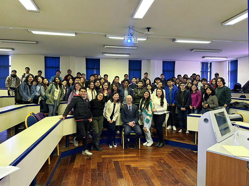 Diplomático James P. Du Vernay dialoga con estudiantes de la U.C.B. sobre la cultura estadounidense