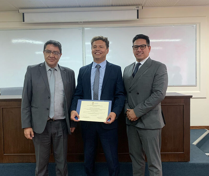 La Facultad de Derecho y Ciencias Políticas reconoce al Dr. Emilio Barea Medrano por su destacada trayectoria