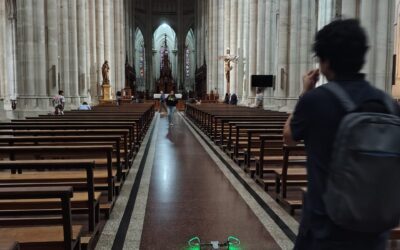 Docente de Arquitectura cumple trabajo de campo en La Plata en proyecto sobre  vitrales de catedrales