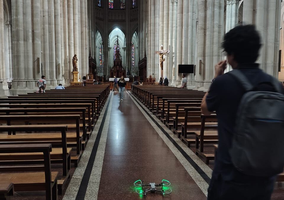 Docente de Arquitectura cumple trabajo de campo en La Plata en proyecto sobre  vitrales de catedrales