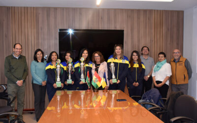 Equipos de básquetbol de la U.C.B. entregan trofeos a la rectora como muestra de los éxitos en el 2024
