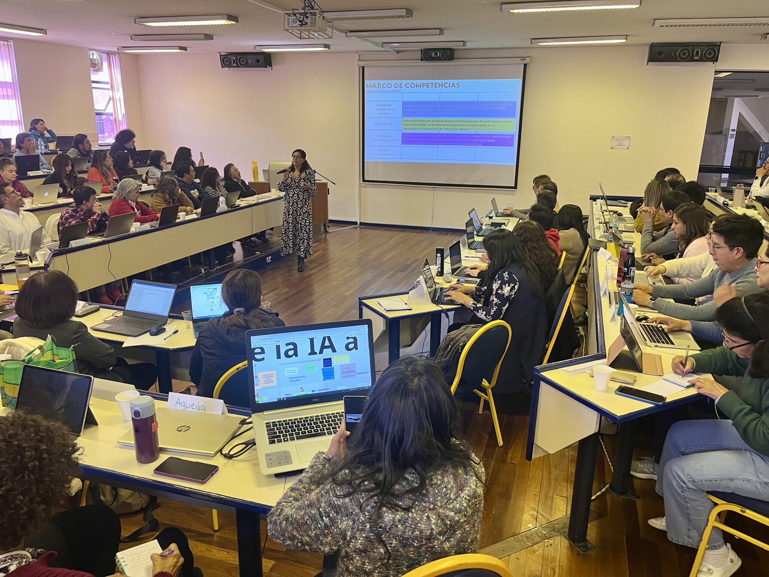 En curso de capacitación, docente mexicana recomienda: “La IA debe amplificar la creatividad”