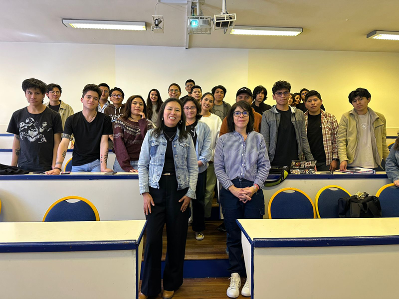 Lingüista brasileña comparte su experiencia con estudiantes de inglés