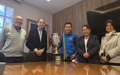 Disciplina de futsal de la U.C.B. entrega trofeo a la rectora de Sede por importante logro deportivo