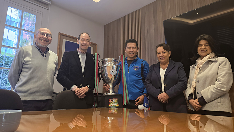 Disciplina de futsal de la U.C.B. entrega trofeo a la rectora de Sede por importante logro deportivo