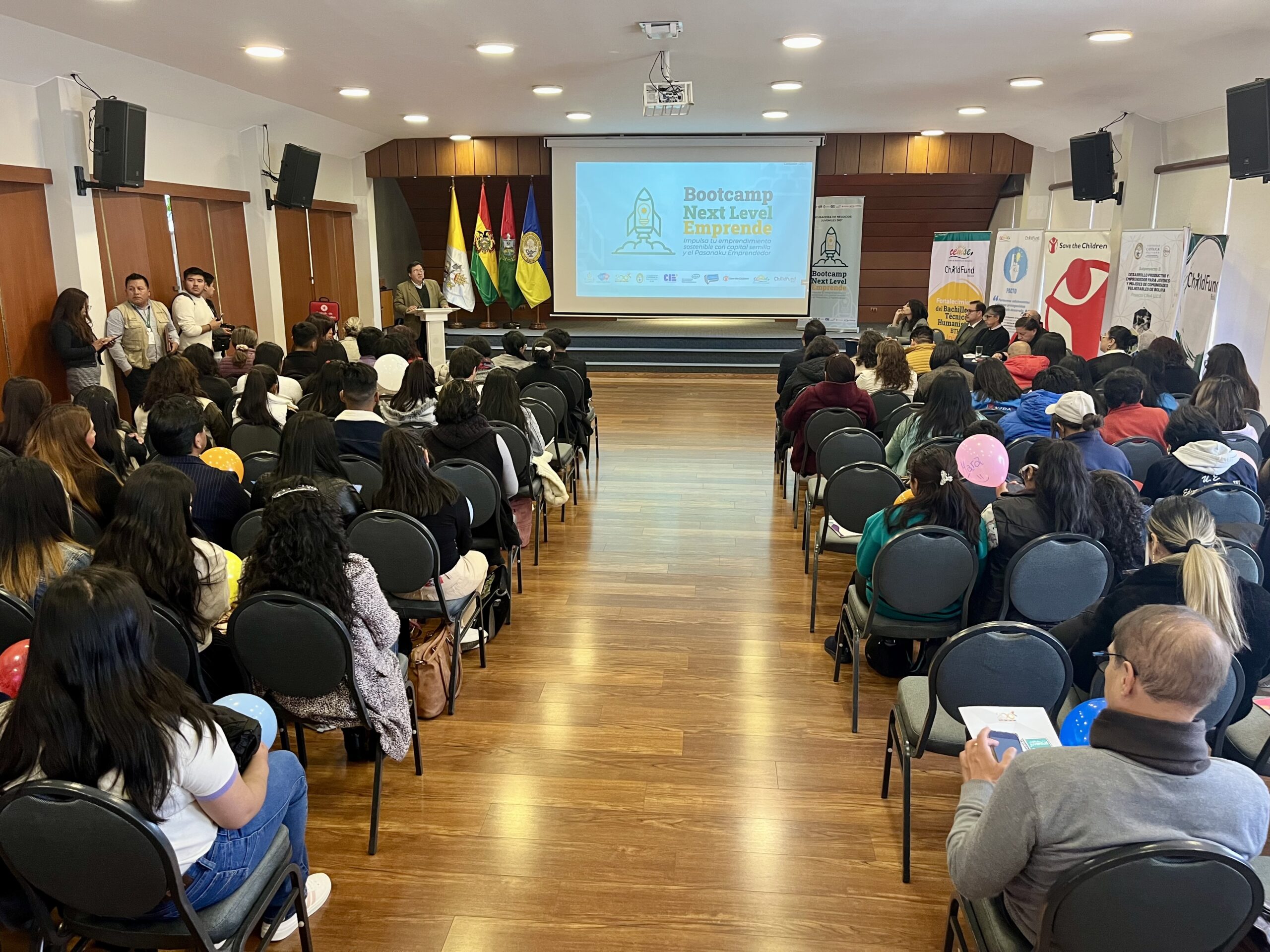 Emprendedores juveniles capacitados por la U.C.B. reciben recursos para desarrollar creativos e innovadores negocios