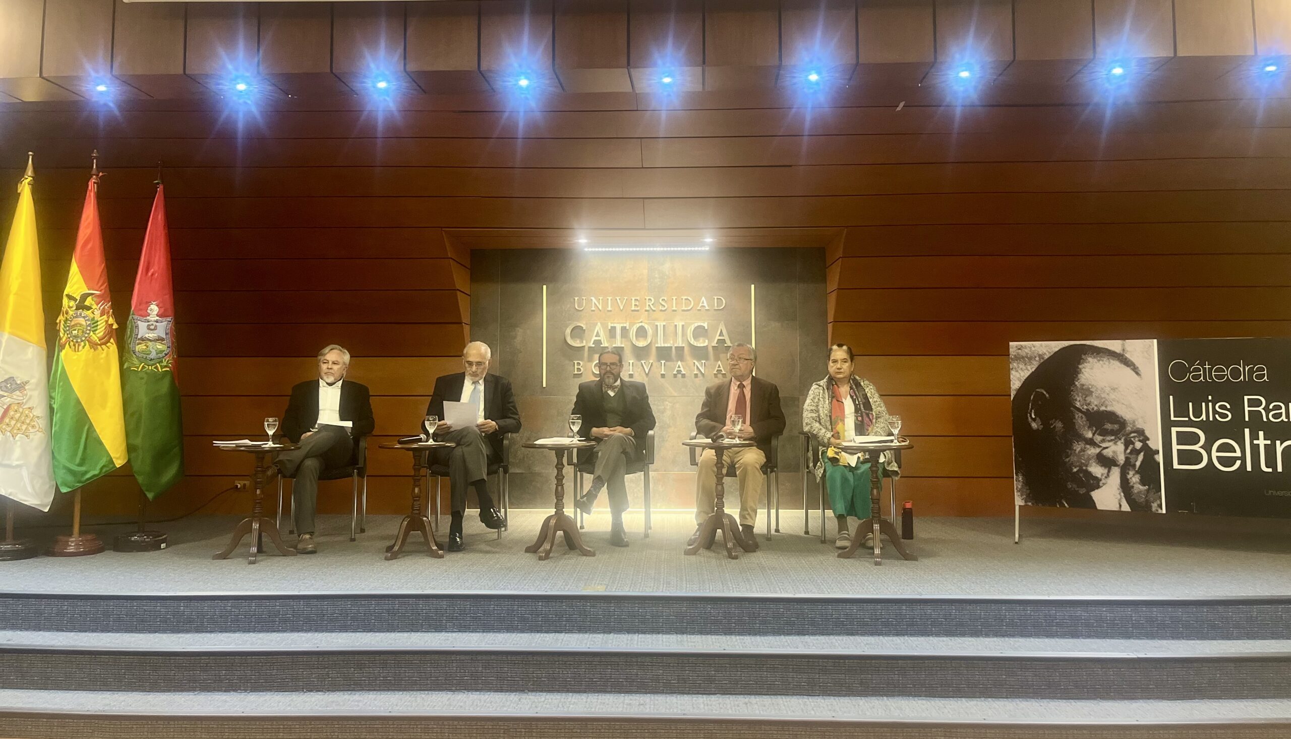 Periodistas coinciden en que un mejor Estado depende también de una prensa libre