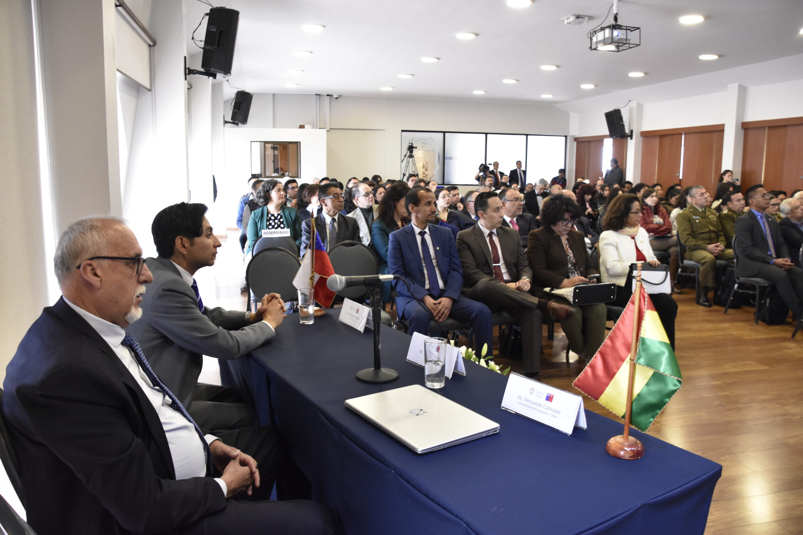 La U.C.B. aproxima a Bolivia y Chile en conversatorio sobre política exterior que explora entendimientos