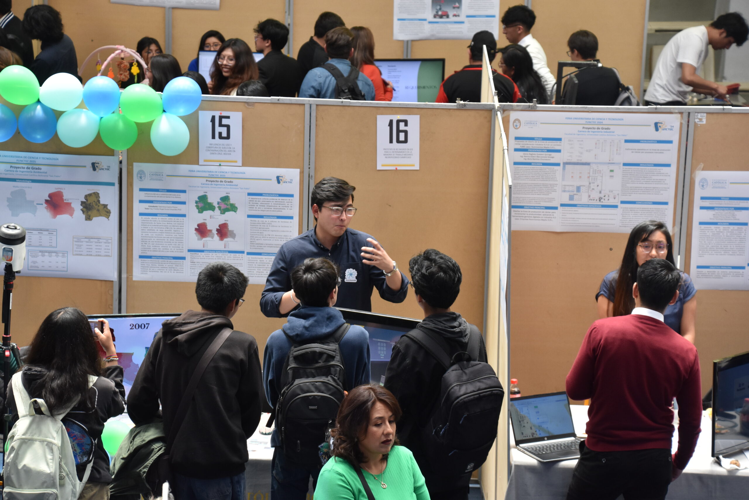 Máxima creatividad e ingenio en la Feria Universitaria de Ciencia y Tecnología de la U.C.B.