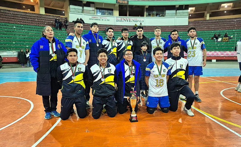 La “Cato” en el podio del voleibol paceño