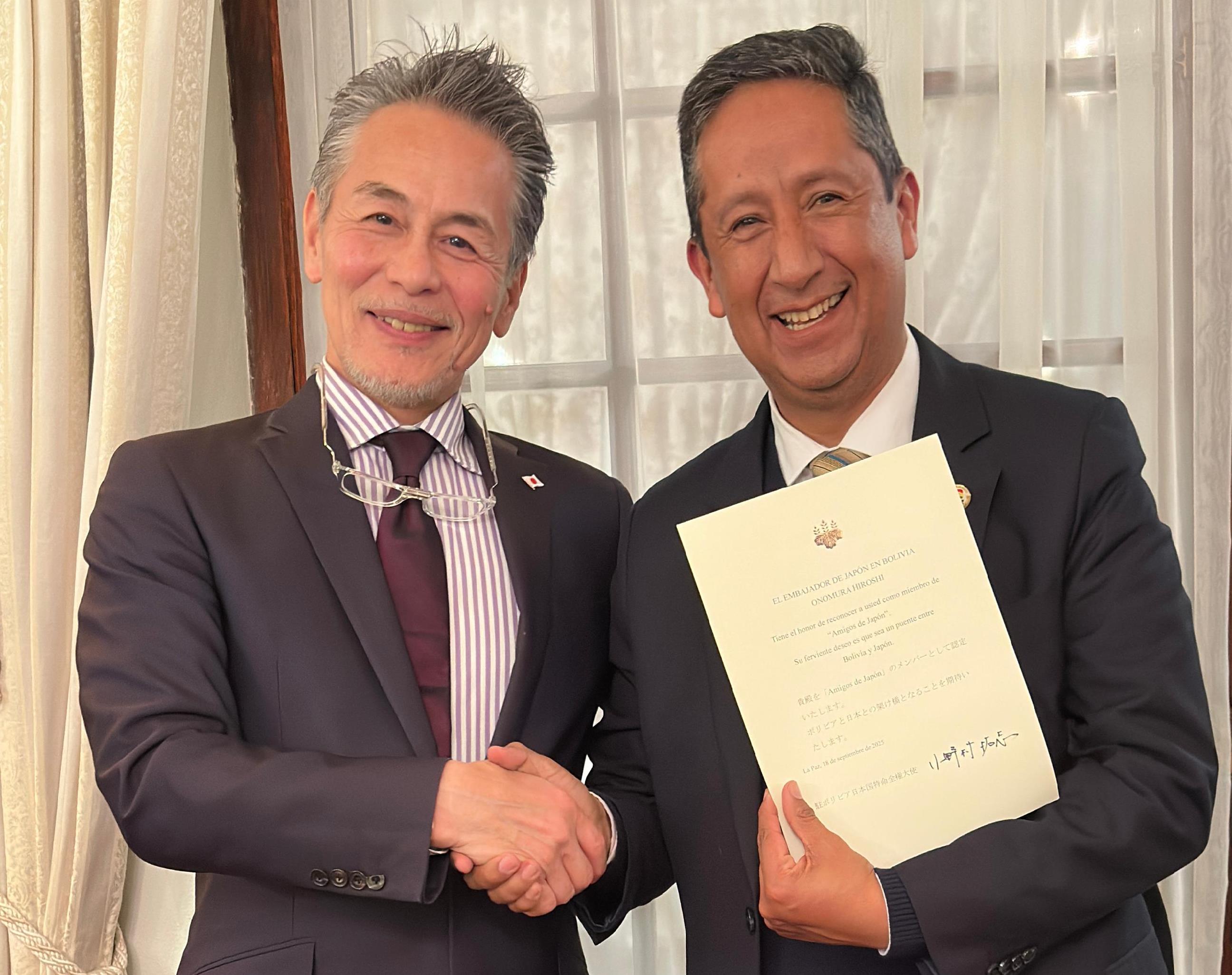 Director de la Carrera de Administración Turística recibe distinciones de Japón y el Gobierno