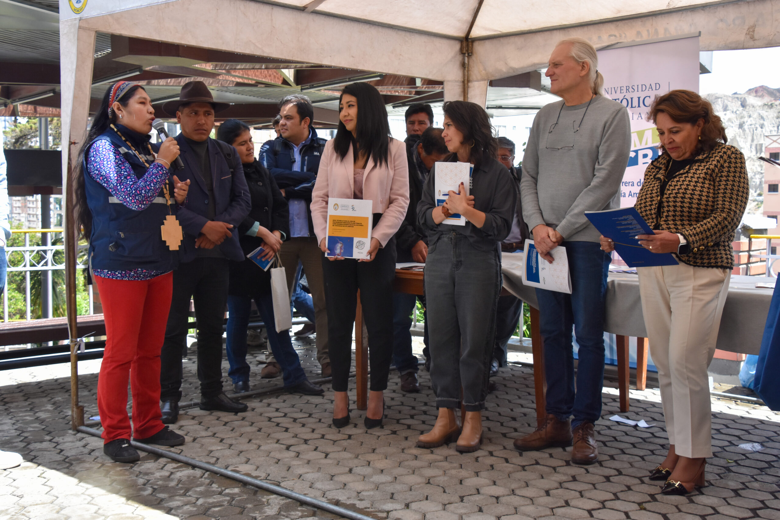 Se entrega guía técnica en congreso sobre la cuenca Karari y el lago Titicaca