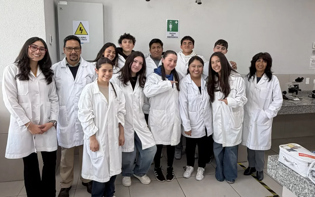 Estudiantes del Colegio Alemán realizan práctica de extracción de ADN en la U.C.B.