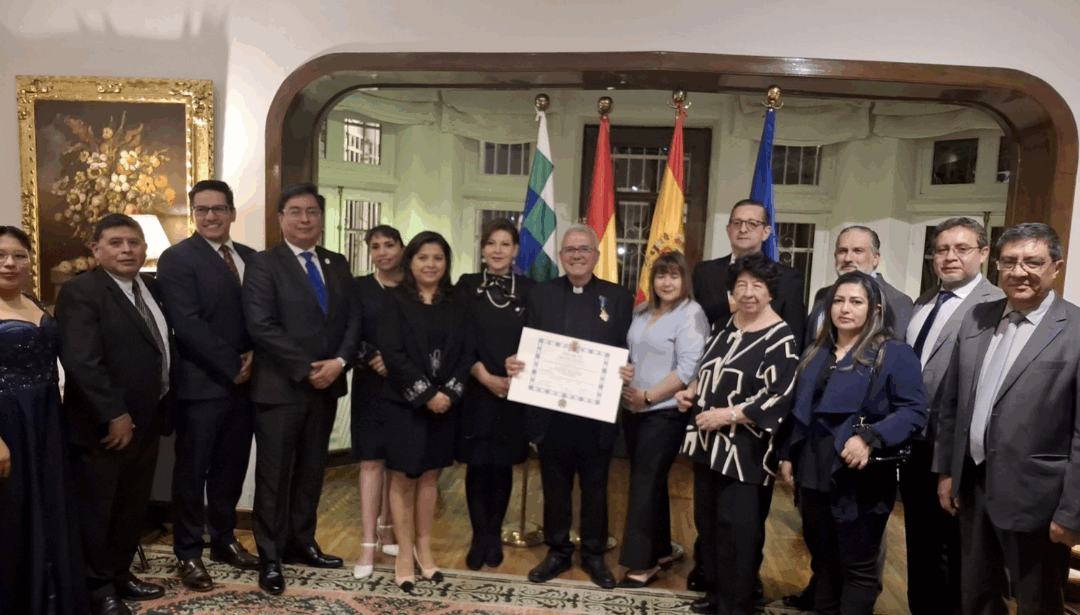 El Rey Felipe VI condecora al Rector Nacional de la U.C.B. con la Cruz Oficial de la Orden del Mérito Civil