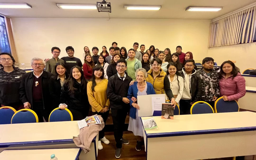 Destacada defensora de derechos humanos comparte su experiencia en clase universitaria