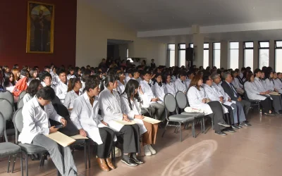 “Reciban esta bata blanca como símbolo de un compromiso moral y ético de cuidar y sanar a los pacientes”.