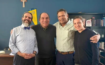 Histórica visita del teórico internacional Arvind Singhal al SECRAD de la U.C.B.