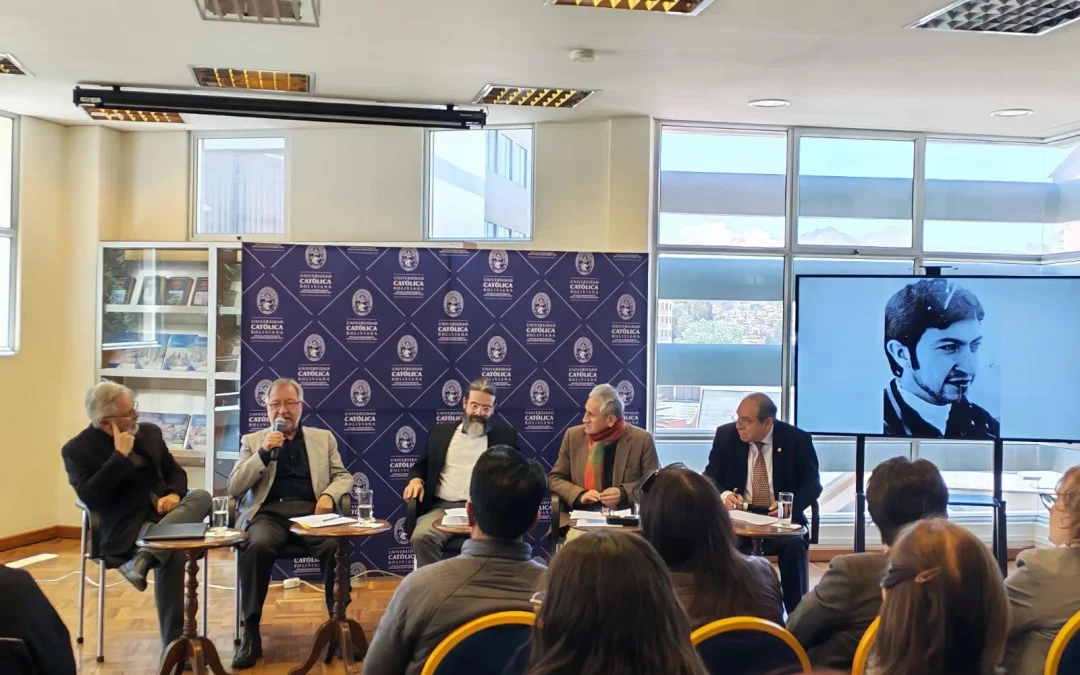 La U.C.B. destaca la trayectoria periodística y literaria de Juan Carlos Salazar en la Cátedra Luis Ramiro Beltrán