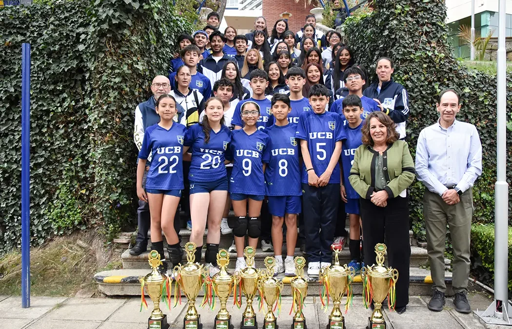 La U.C.B. Sede La Paz recibe trofeos por sus logros deportivos en los Campeonatos Apertura 2026