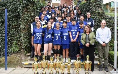 La U.C.B. Sede La Paz recibe trofeos por sus logros deportivos en los Campeonatos Apertura 2026